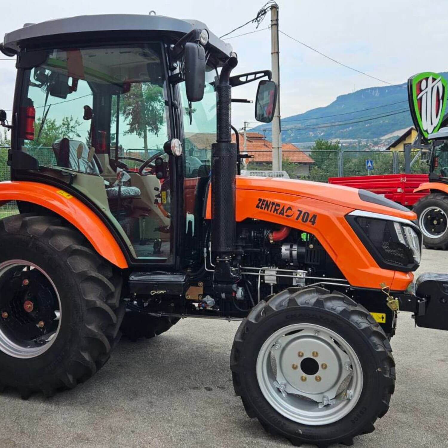 Traktor ZENTRAC 704 sa kabinom - Image 4