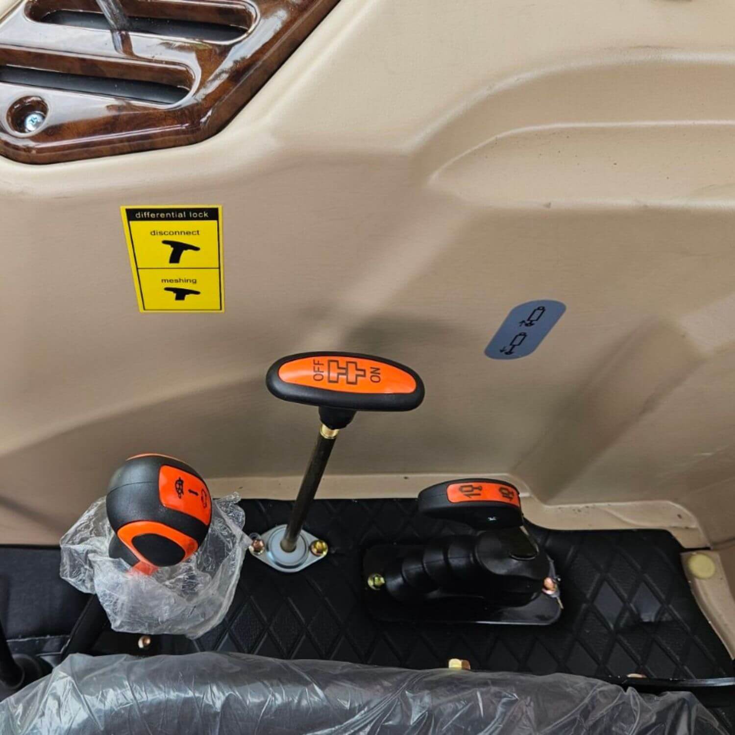 Traktor ZENTRAC 704 sa kabinom - Image 7